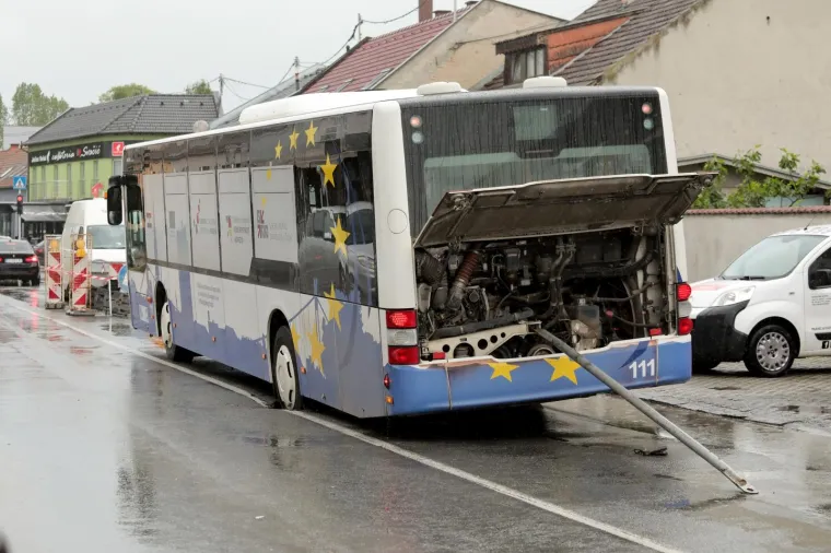 Autobus propao u rupu na cesti
