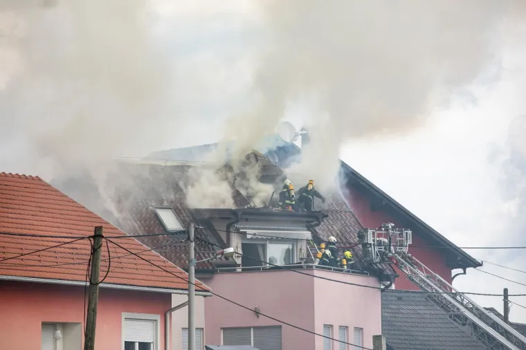 Pravi heroji! Pogledajte s kakvim dimom i vatrom su se borili vatrogasci u Velikoj Gorici kako bi spasili obiteljsku kuću