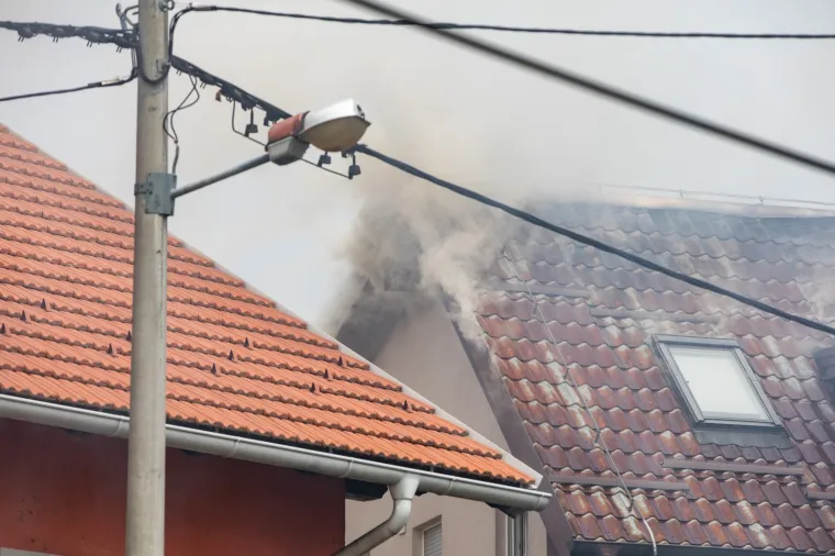 Pravi heroji! Pogledajte s kakvim dimom i vatrom su se borili vatrogasci u Velikoj Gorici kako bi spasili obiteljsku kuću