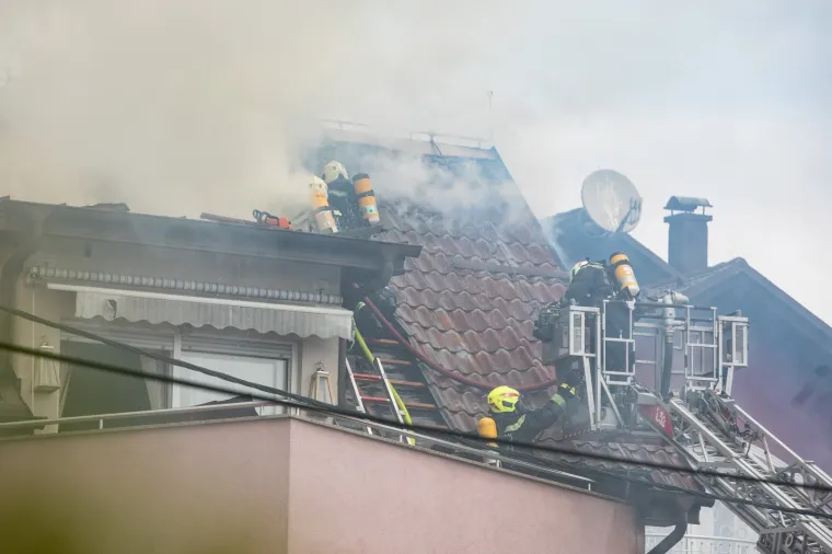 Pravi heroji! Pogledajte s kakvim dimom i vatrom su se borili vatrogasci u Velikoj Gorici kako bi spasili obiteljsku kuću