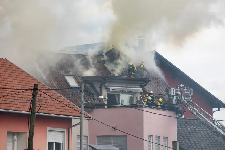 Pravi heroji! Pogledajte s kakvim dimom i vatrom su se borili vatrogasci u Velikoj Gorici kako bi spasili obiteljsku kuću