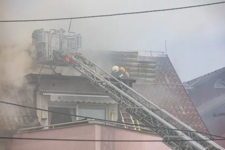 Pravi heroji! Pogledajte s kakvim dimom i vatrom su se borili vatrogasci u Velikoj Gorici kako bi spasili obiteljsku kuću