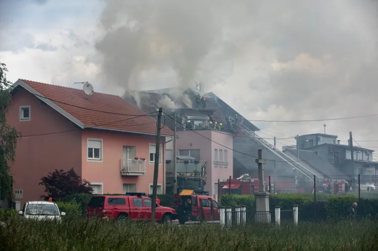 Pravi heroji! Pogledajte s kakvim dimom i vatrom su se borili vatrogasci u Velikoj Gorici kako bi spasili obiteljsku kuću