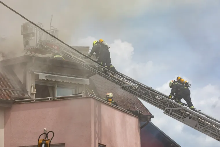 Pravi heroji! Pogledajte s kakvim dimom i vatrom su se borili vatrogasci u Velikoj Gorici kako bi spasili obiteljsku kuću