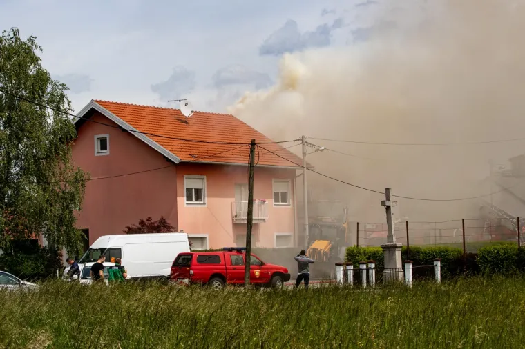 Pravi heroji! Pogledajte s kakvim dimom i vatrom su se borili vatrogasci u Velikoj Gorici kako bi spasili obiteljsku kuću