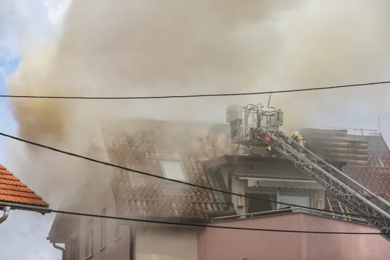 Pravi heroji! Pogledajte s kakvim dimom i vatrom su se borili vatrogasci u Velikoj Gorici kako bi spasili obiteljsku kuću