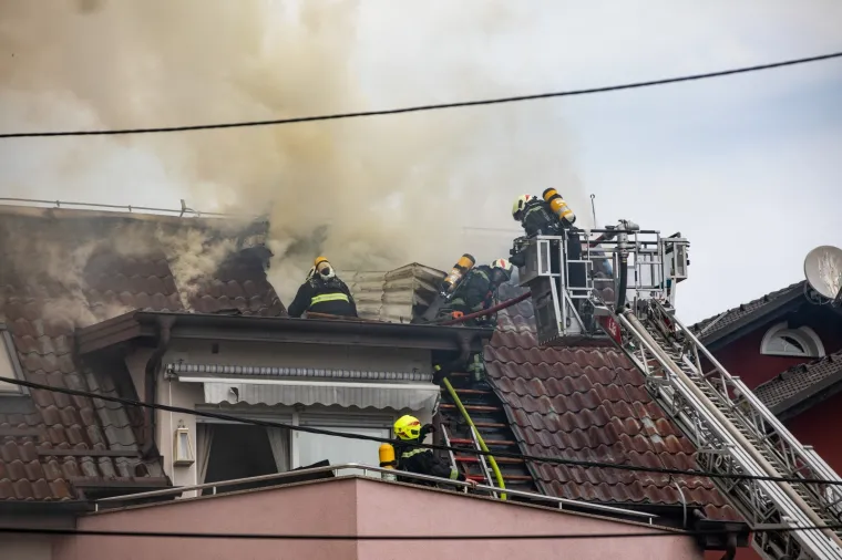 Pravi heroji! Pogledajte s kakvim dimom i vatrom su se borili vatrogasci u Velikoj Gorici kako bi spasili obiteljsku kuću
