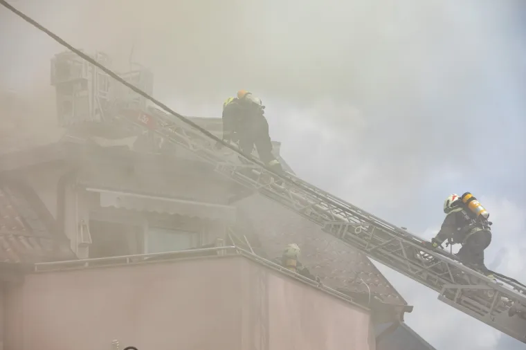 Pravi heroji! Pogledajte s kakvim dimom i vatrom su se borili vatrogasci u Velikoj Gorici kako bi spasili obiteljsku kuću