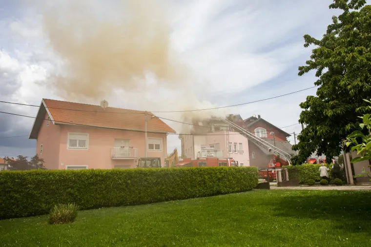 Pravi heroji! Pogledajte s kakvim dimom i vatrom su se borili vatrogasci u Velikoj Gorici kako bi spasili obiteljsku kuću
