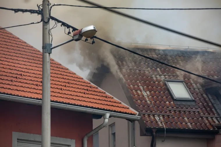 Pravi heroji! Pogledajte s kakvim dimom i vatrom su se borili vatrogasci u Velikoj Gorici kako bi spasili obiteljsku kuću