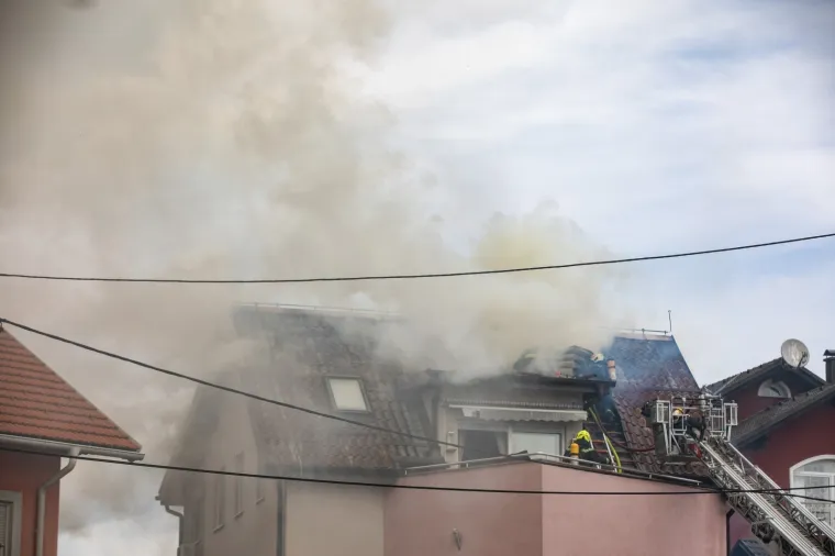 Pravi heroji! Pogledajte s kakvim dimom i vatrom su se borili vatrogasci u Velikoj Gorici kako bi spasili obiteljsku kuću