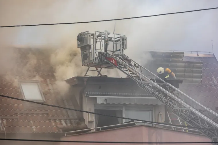 Pravi heroji! Pogledajte s kakvim dimom i vatrom su se borili vatrogasci u Velikoj Gorici kako bi spasili obiteljsku kuću