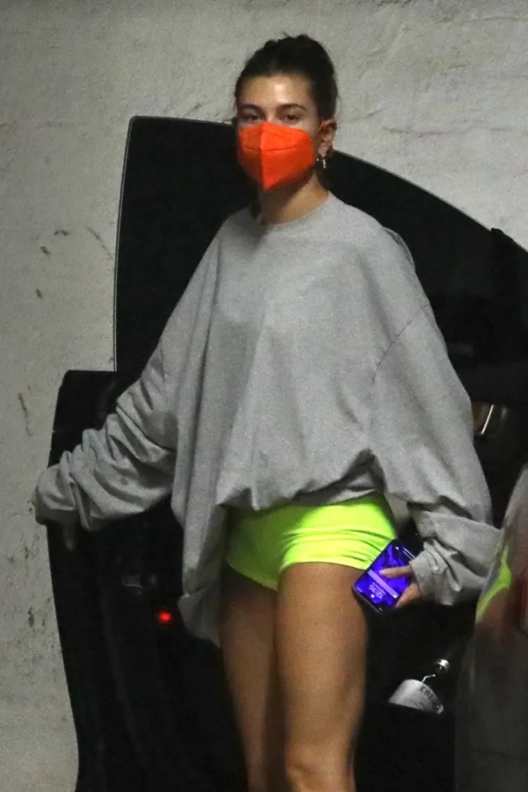 Manekenku Hailey Bieber paparazzi su uhvatili kad je išla na pregled kod liječnika u Los Angelesu u vrlo neobičnoj modnoj kombinaciji. Foto: Profimedia