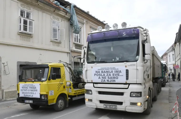 'Ostali smo bez svega, dajte nam da radimo!' Obrtnici i građevinari prosvjedovali na Baniji