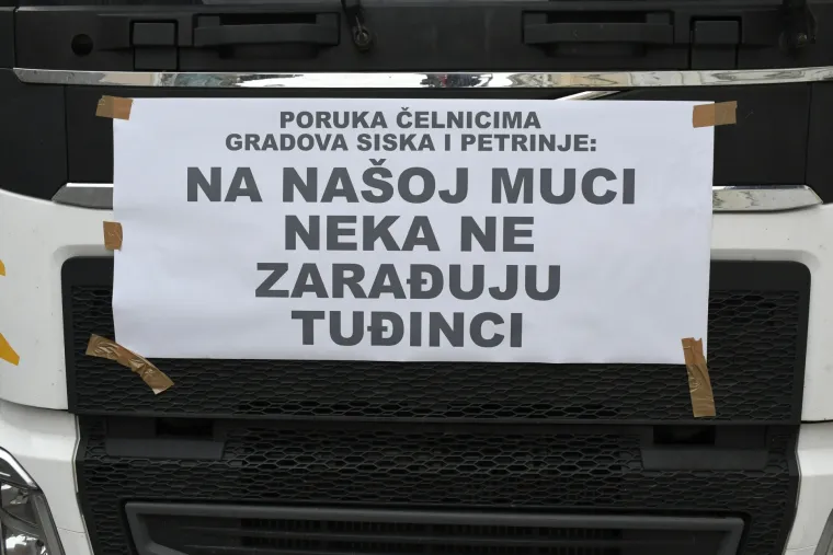 'Ostali smo bez svega, dajte nam da radimo!' Obrtnici i građevinari prosvjedovali na Baniji