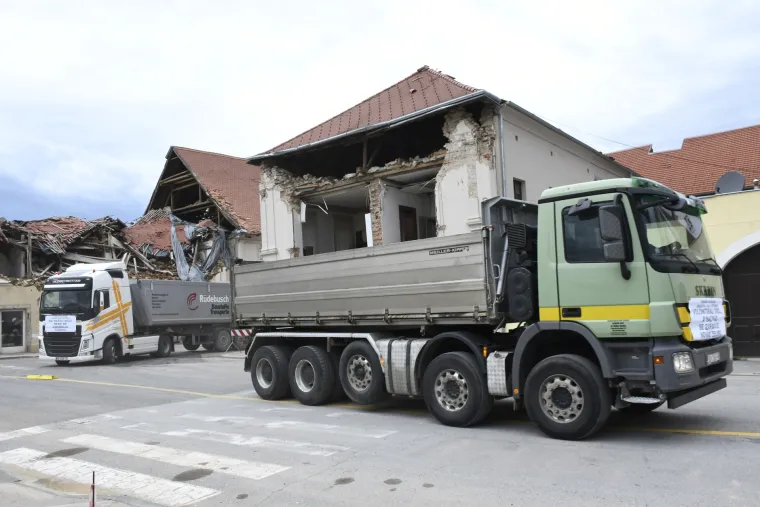 'Ostali smo bez svega, dajte nam da radimo!' Obrtnici i građevinari prosvjedovali na Baniji