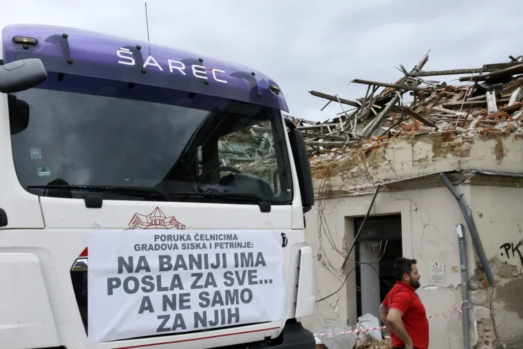 'Ostali smo bez svega, dajte nam da radimo!' Obrtnici i građevinari prosvjedovali na Baniji