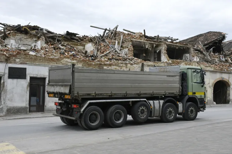 'Ostali smo bez svega, dajte nam da radimo!' Obrtnici i građevinari prosvjedovali na Baniji