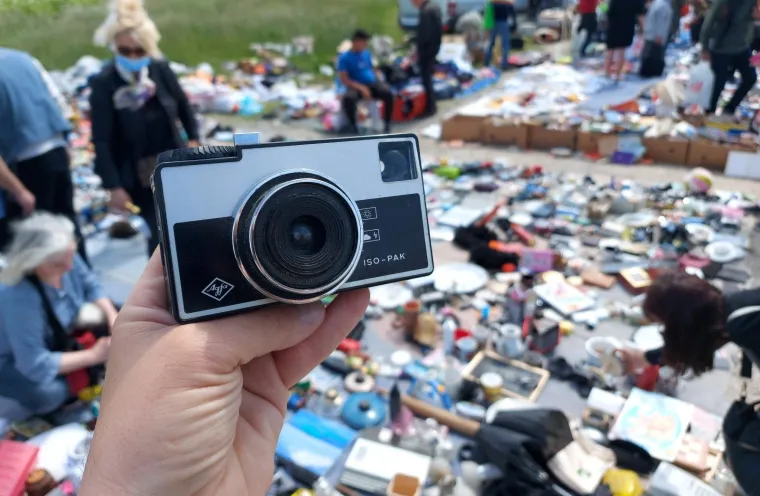 Hrelić je zatvoren, ali masa građana prodaje i kupuje na Savskom nasipu! Gužva kao u dobra, stara vremena