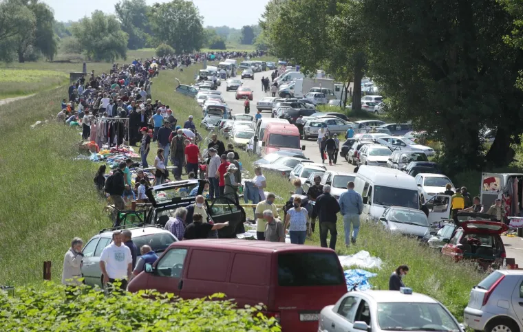 Hrelić je zatvoren, ali masa građana prodaje i kupuje na Savskom nasipu! Gužva kao u dobra, stara vremena