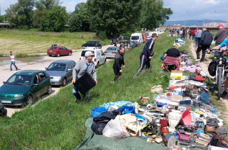 Hrelić je zatvoren, ali masa građana prodaje i kupuje na Savskom nasipu! Gužva kao u dobra, stara vremena