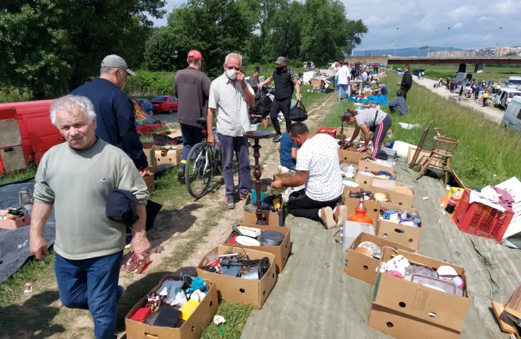 Hrelić je zatvoren, ali masa građana prodaje i kupuje na Savskom nasipu! Gužva kao u dobra, stara vremena