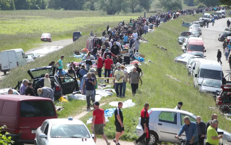 Hrelić je zatvoren, ali masa građana prodaje i kupuje na Savskom nasipu! Gužva kao u dobra, stara vremena