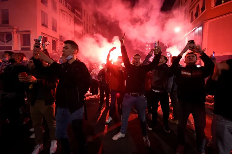 Nogometaši Lillea po četvrti puta u povijesti osvojili su naslov prvaka Francuske nakon što su u zadnjem kolu svadai u gostima Angers s 2-1 i postali prvaci s bodom prednosti ispred favoriziranog PSG-a.  Momčad kojoj su prije prvenstva davali svega jedan posto šansi za osvajanje naslova pokraj superbogatog PSG-a, iskoristila je sva posrtanja Parižana i uzela neočekivanu titulu.  Pobjedu su klubu sa sjevera Francuske donijeli Johnatan David (10) i Burak Yilmaz (45+1pen), a domaćini su dali počasni gol u drugoj minuti sudačke nadoknade. Domagoj Bradarić je ostao na klupi novoga prvaka.  Lilleu je ovo četvrti naslov u povijesti, prvak Francuske bio je u prošlom stoljeću (1946, 1954) te u sezoni 2010./11, kada je za njih igrao i Eden Hazard.