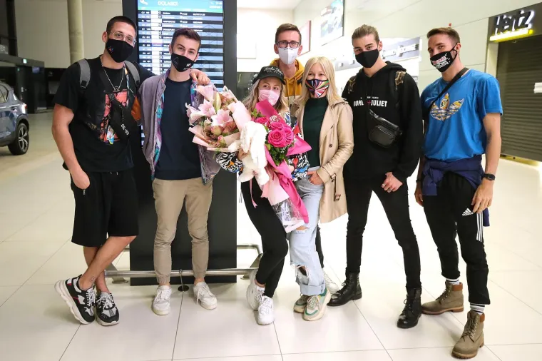 ALBINA ZASJALA BEZ IMALO ŠMINKE: Pjevačica se vratila iz Nizozemske, pogledajte što su joj priredili na aerodromu