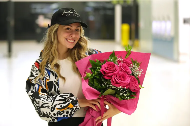 ALBINA ZASJALA BEZ IMALO ŠMINKE: Pjevačica se vratila iz Nizozemske, pogledajte što su joj priredili na aerodromu