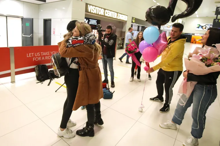 ALBINA ZASJALA BEZ IMALO ŠMINKE: Pjevačica se vratila iz Nizozemske, pogledajte što su joj priredili na aerodromu