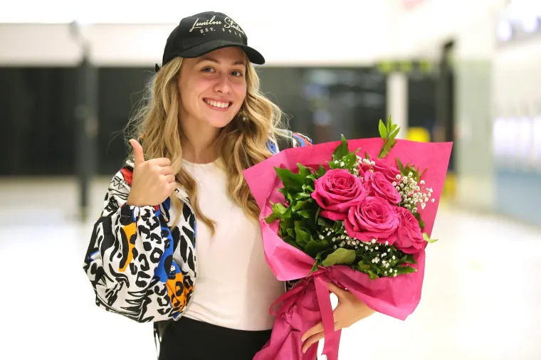 ALBINA ZASJALA BEZ IMALO ŠMINKE: Pjevačica se vratila iz Nizozemske, pogledajte što su joj priredili na aerodromu