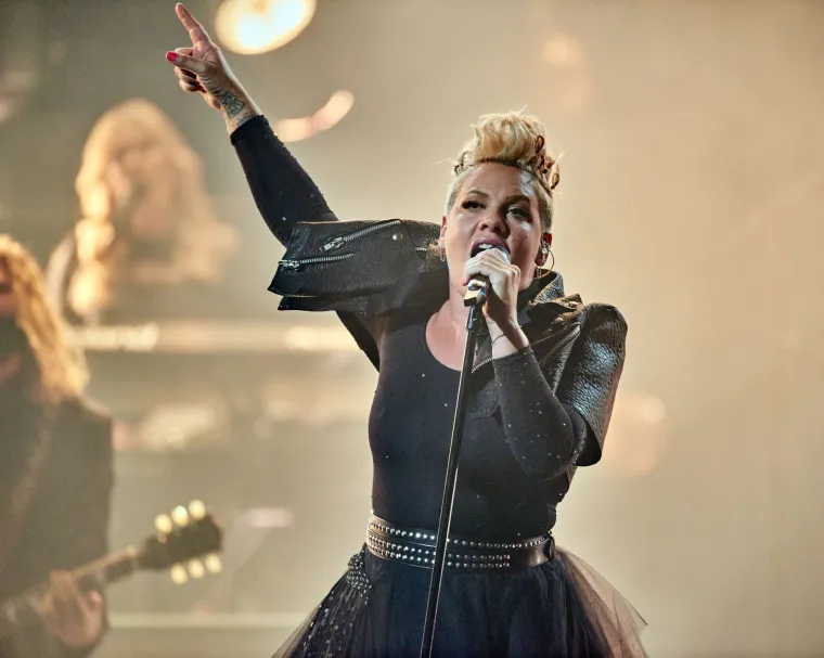 BUJNE REPERICE MALO TOGA POKRILE, A DEČKI... Ekstravagantni izlasci na binu obilježili dodjelu prestižne glazbene nagrade