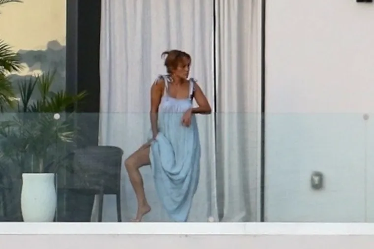 Latino diva i njezina nova stara ljubav lješkarili su na terasi luksuzne vile, a njihova zajednička pojava nije prošla nezamijećeno.