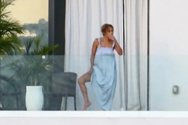 J.LO I BEN AFFLECK PROVELI VIKEND ZAJEDNO: Ona se 'hladila' u neobičnoj pozi i popravljala haljinu, a on - pio i pušio