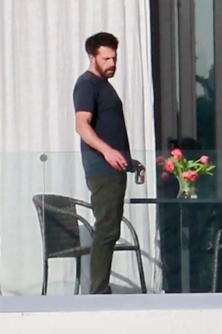 J.LO I BEN AFFLECK PROVELI VIKEND ZAJEDNO: Ona se 'hladila' u neobičnoj pozi i popravljala haljinu, a on - pio i pu&scaron;io