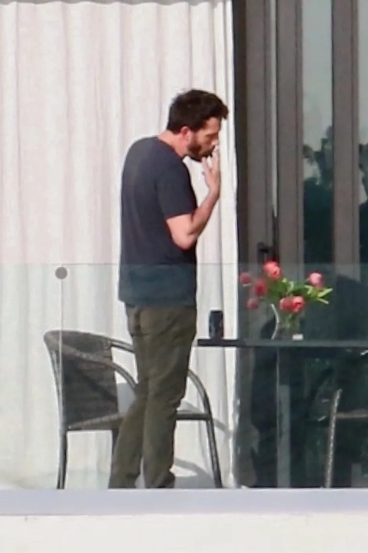 J.LO I BEN AFFLECK PROVELI VIKEND ZAJEDNO: Ona se 'hladila' u neobičnoj pozi i popravljala haljinu, a on - pio i pu&scaron;io