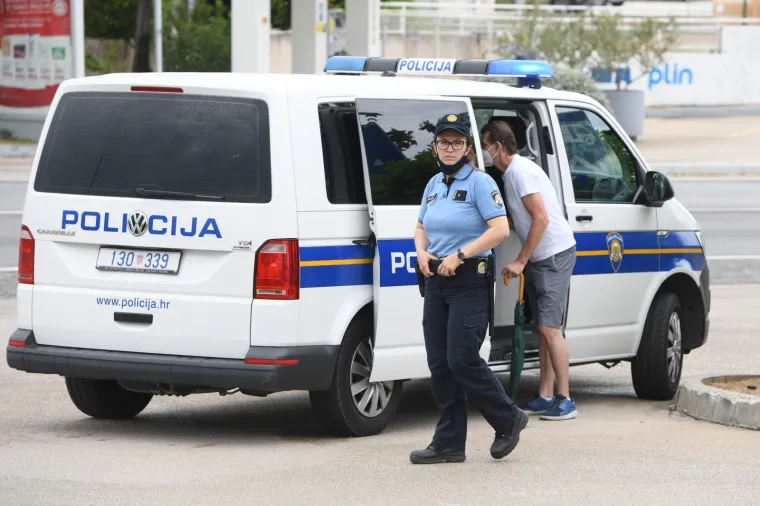 OZLIJEĐEN MOTOCIKLIST U ŠIBENIKU: Kamper mu je oduzeo prednost na Jadranskoj magistrali