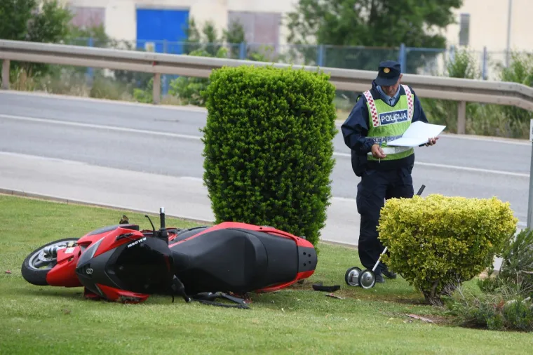 U prometnoj nesreći koja se dogodila na Jadranskoj magistrali u Šibeniku ozlijeđen je motociklist. Nesreću je izazvao kamper koji je motociklistu oduzeo prednost.