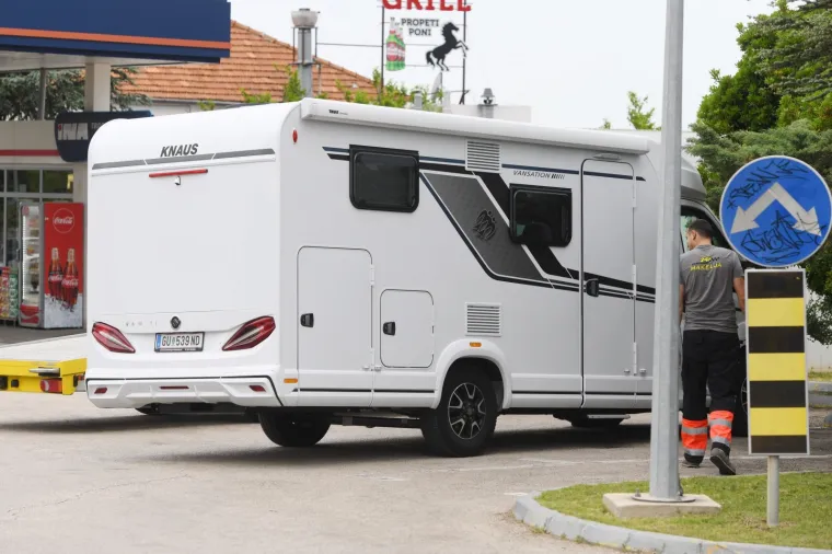 OZLIJEĐEN MOTOCIKLIST U ŠIBENIKU: Kamper mu je oduzeo prednost na Jadranskoj magistrali