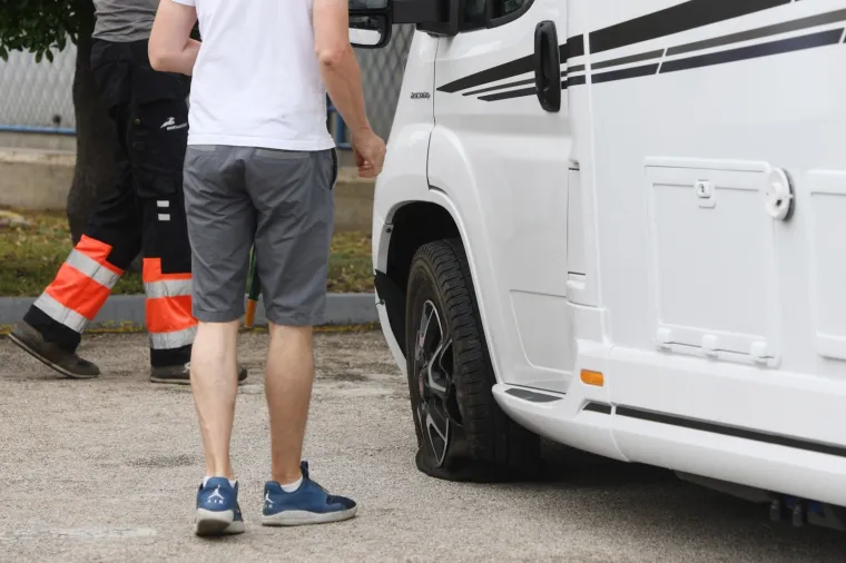 OZLIJEĐEN MOTOCIKLIST U &Scaron;IBENIKU: Kamper mu je oduzeo prednost na Jadranskoj magistrali