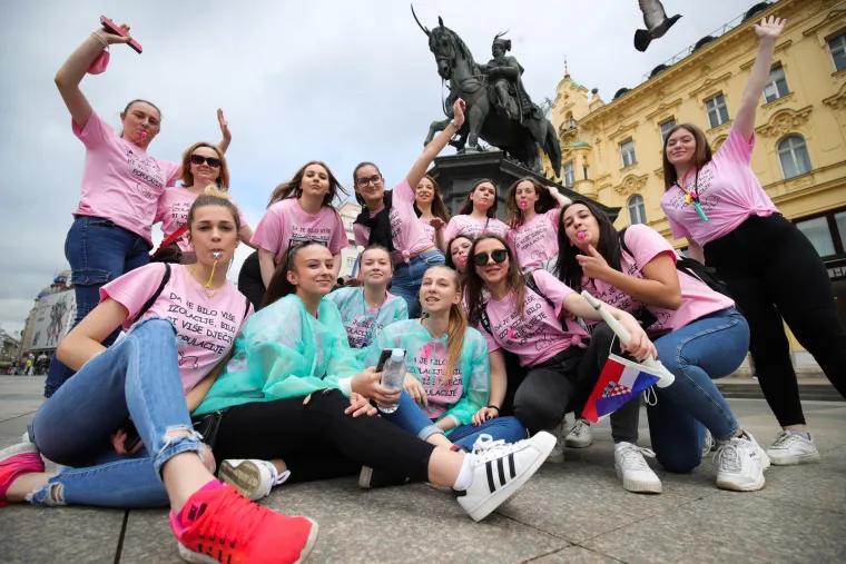 Kao nekada: Maturanti diljem Hrvatske okupljaju se i slave na trgovima