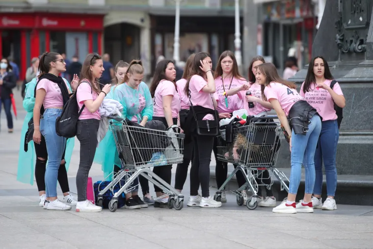 Kao nekada: Maturanti diljem Hrvatske okupljaju se i slave na trgovima