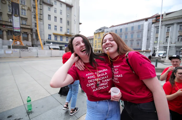 Kao nekada: Maturanti diljem Hrvatske okupljaju se i slave na trgovima