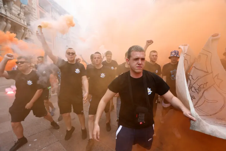 Kao nekada: Maturanti diljem Hrvatske okupljaju se i slave na trgovima