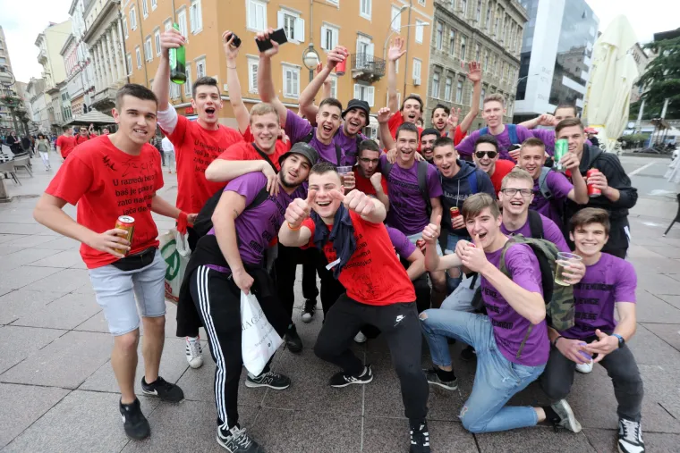 Kao nekada: Maturanti diljem Hrvatske okupljaju se i slave na trgovima