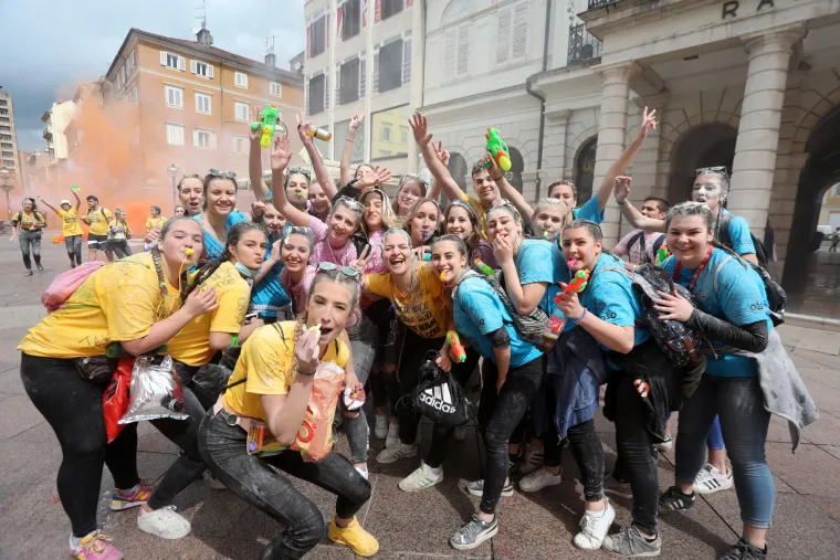 Kao nekada: Maturanti diljem Hrvatske okupljaju se i slave na trgovima