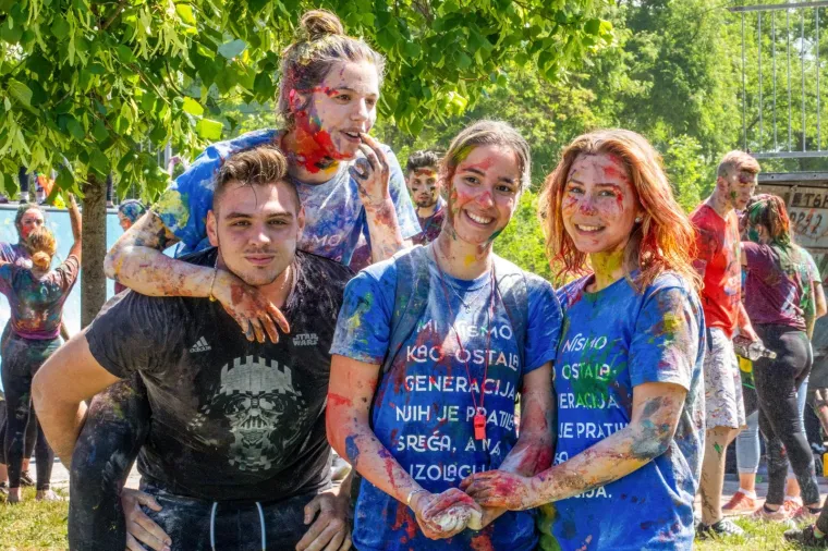 Pogledajte kako su zavr&scaron;etak srednjo&scaron;kolskog obrazovanja proslavili mladi diljem zemlje