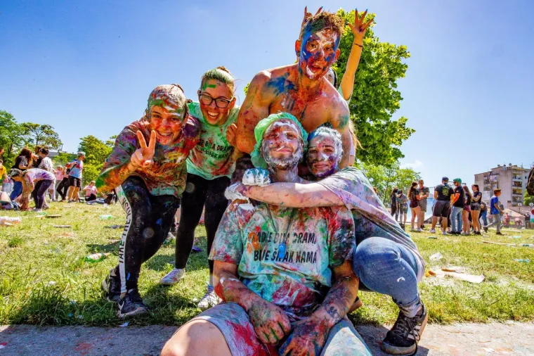 Pogledajte kako su zavr&scaron;etak srednjo&scaron;kolskog obrazovanja proslavili mladi diljem zemlje