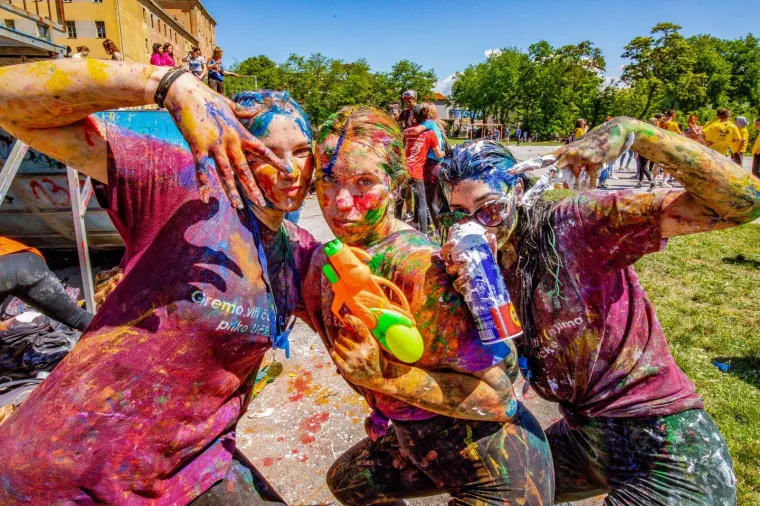 Pogledajte kako su zavr&scaron;etak srednjo&scaron;kolskog obrazovanja proslavili mladi diljem zemlje